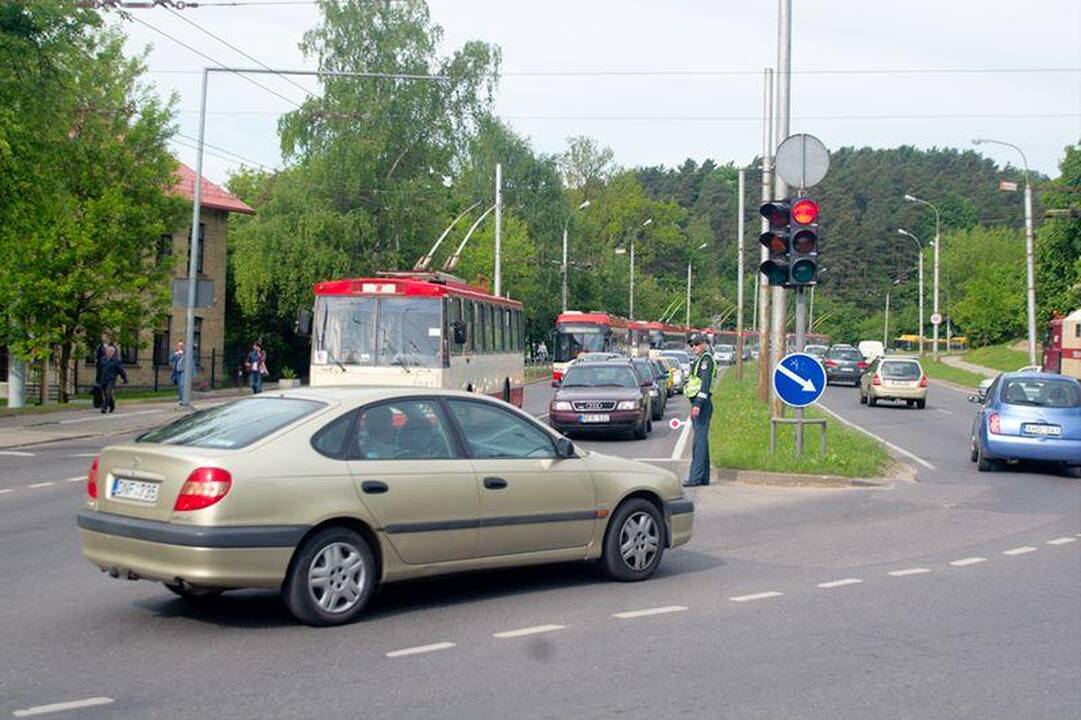 Vilniuje valandą buvo paralyžiuotas troleibusų eismas