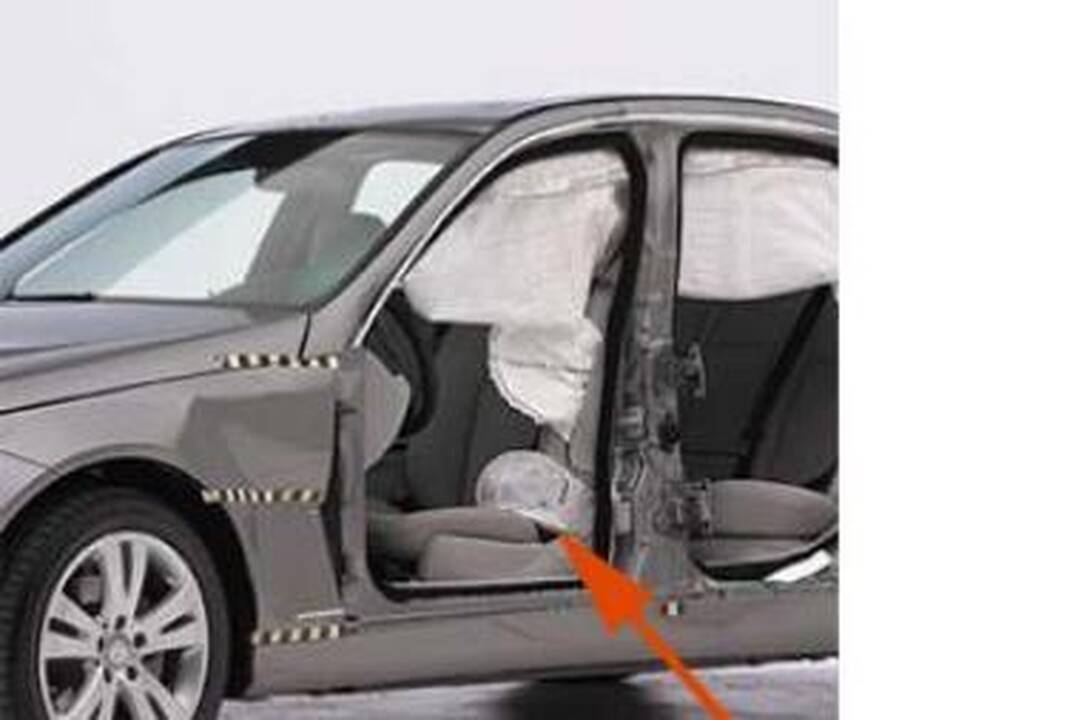 „Mercedes“ sukūrė naują saugos oro pagalvę
