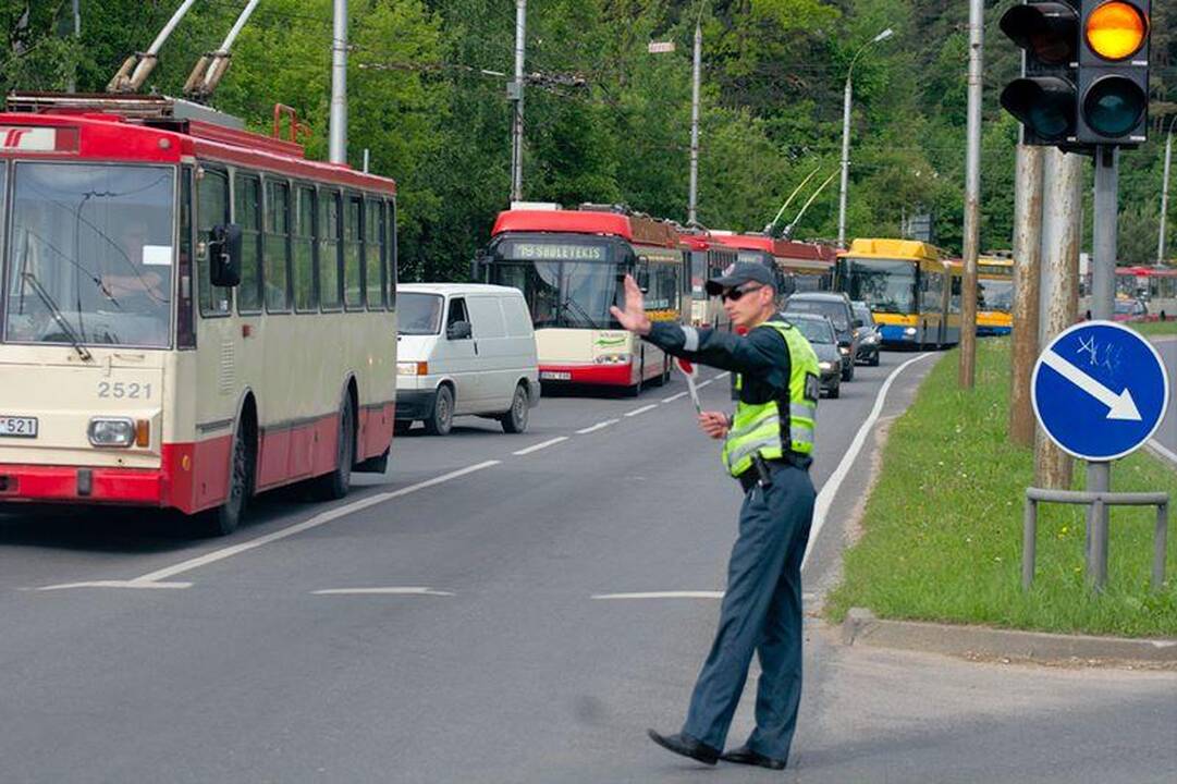 Vilniuje valandą buvo paralyžiuotas troleibusų eismas