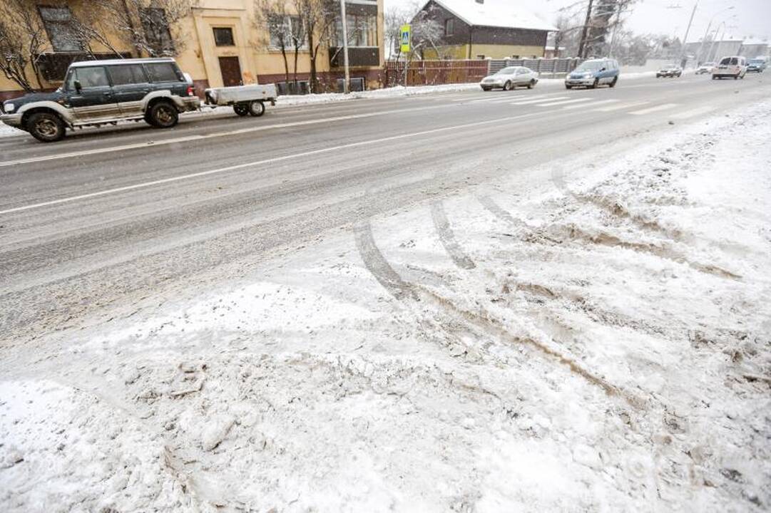 Sniego gniaužtuose atsidūrusiame Kaune – daugiau avarijų 