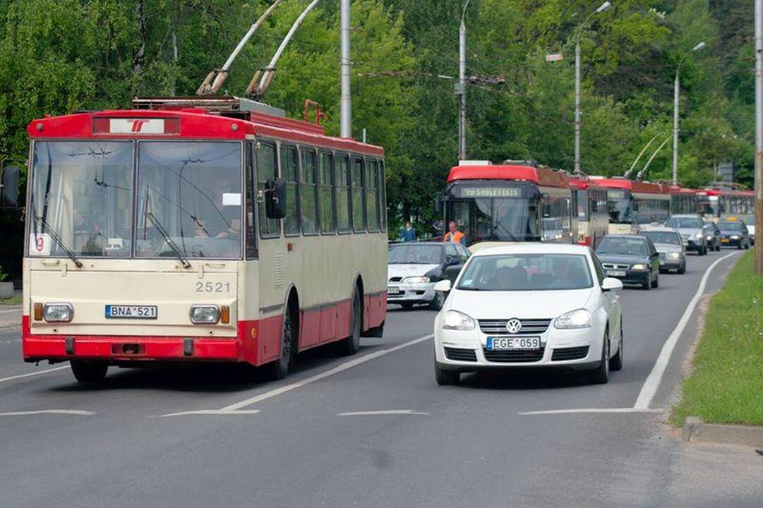 Vilniuje valandą buvo paralyžiuotas troleibusų eismas