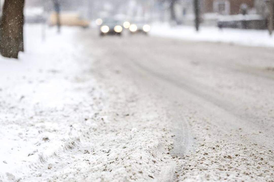 Sniego gniaužtuose atsidūrusiame Kaune – daugiau avarijų 