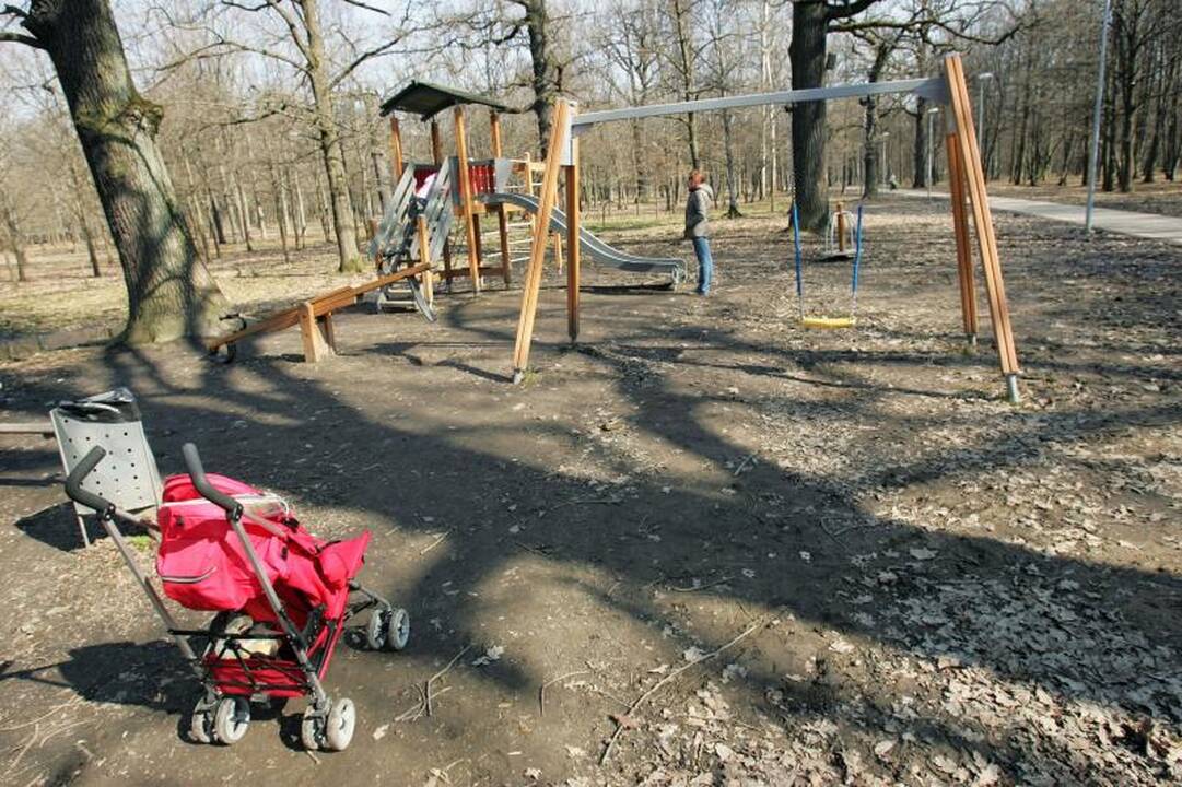 Į pramogų aikšteles Ąžuolyne tenka klampoti per purvyną