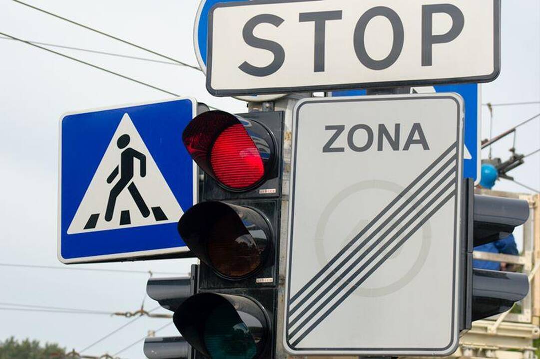 Vilniuje valandą buvo paralyžiuotas troleibusų eismas