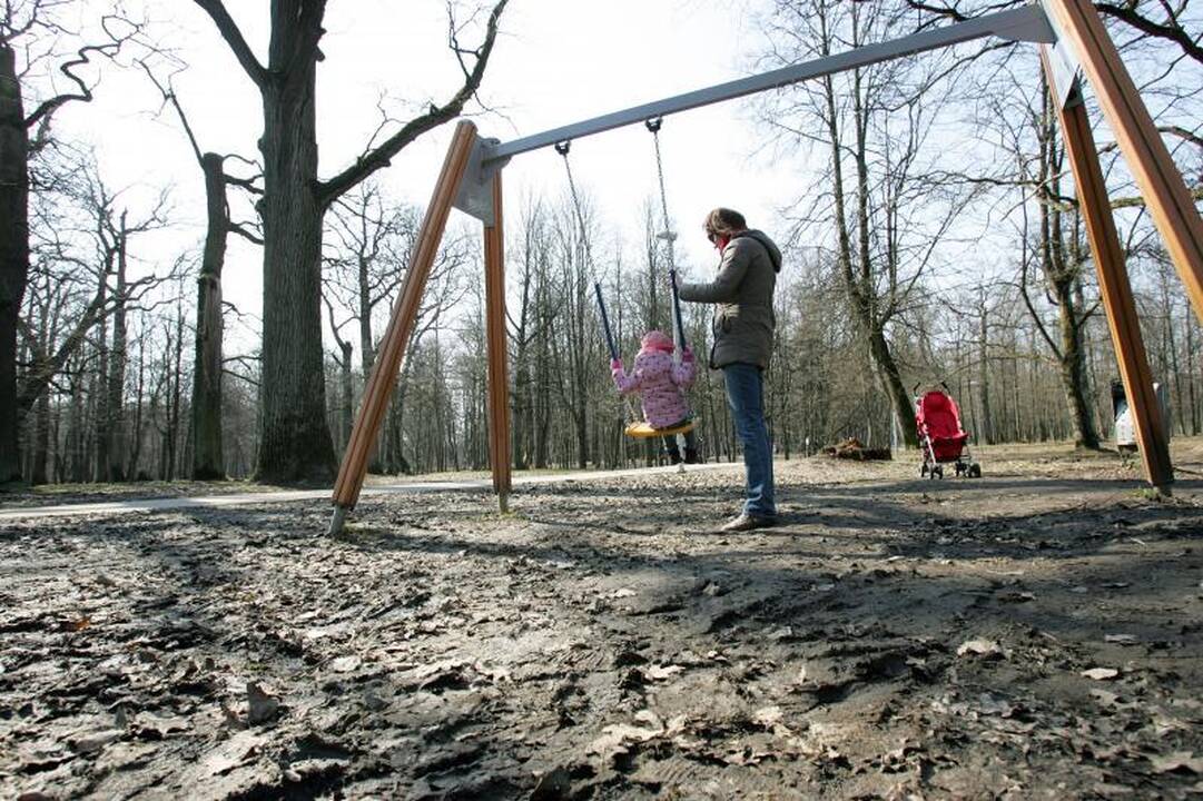 Į pramogų aikšteles Ąžuolyne tenka klampoti per purvyną