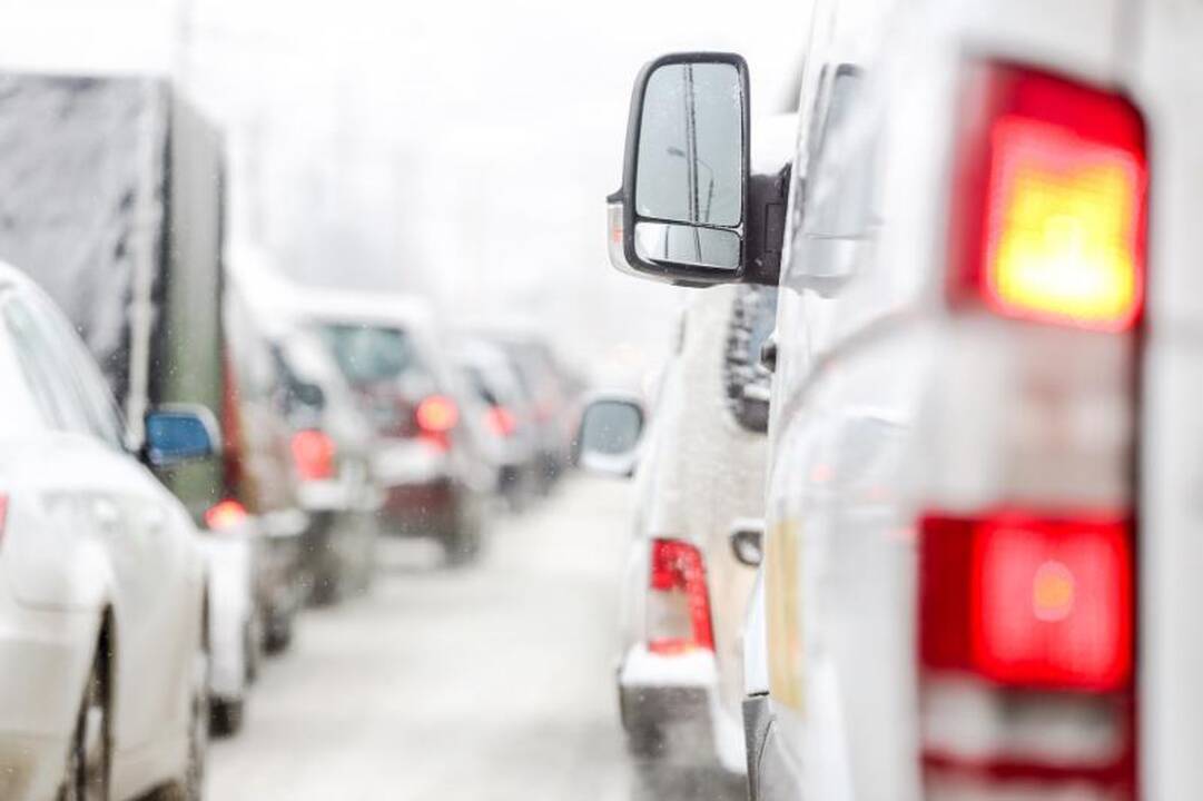 Sniego gniaužtuose atsidūrusiame Kaune – daugiau avarijų 
