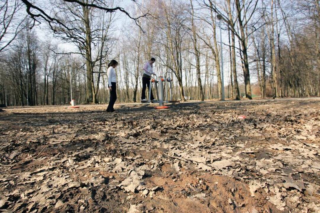 Į pramogų aikšteles Ąžuolyne tenka klampoti per purvyną