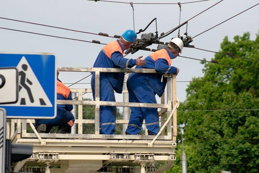 Vilniuje valandą buvo paralyžiuotas troleibusų eismas