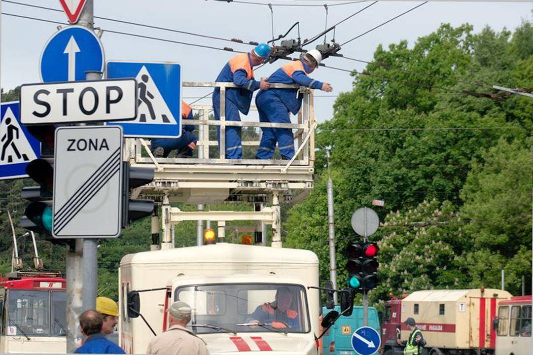 Vilniuje valandą buvo paralyžiuotas troleibusų eismas