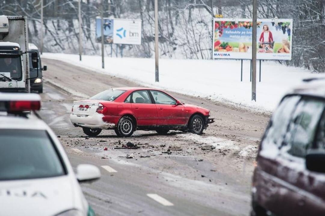 Sniego gniaužtuose atsidūrusiame Kaune – daugiau avarijų 