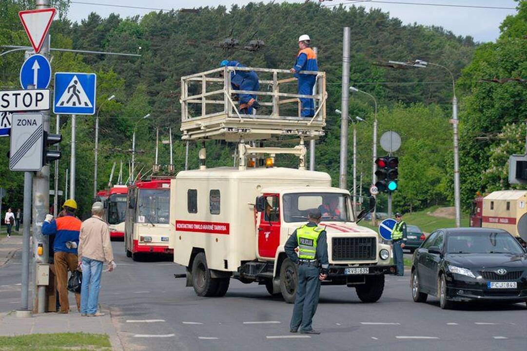 Vilniuje valandą buvo paralyžiuotas troleibusų eismas