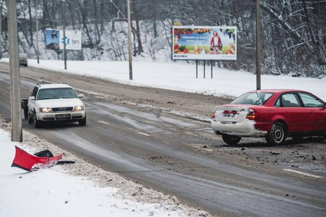 Sniego gniaužtuose atsidūrusiame Kaune – daugiau avarijų 
