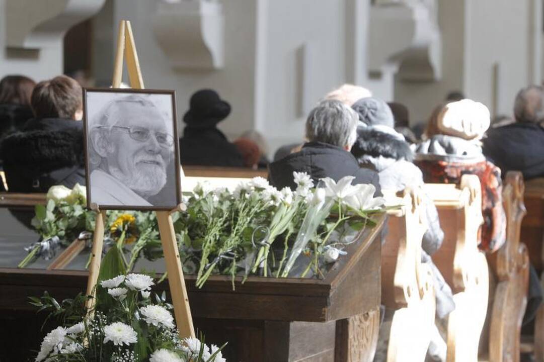 Simboliška: balandžio sniegas išlydėjo M. Martinaitį į amžinybę