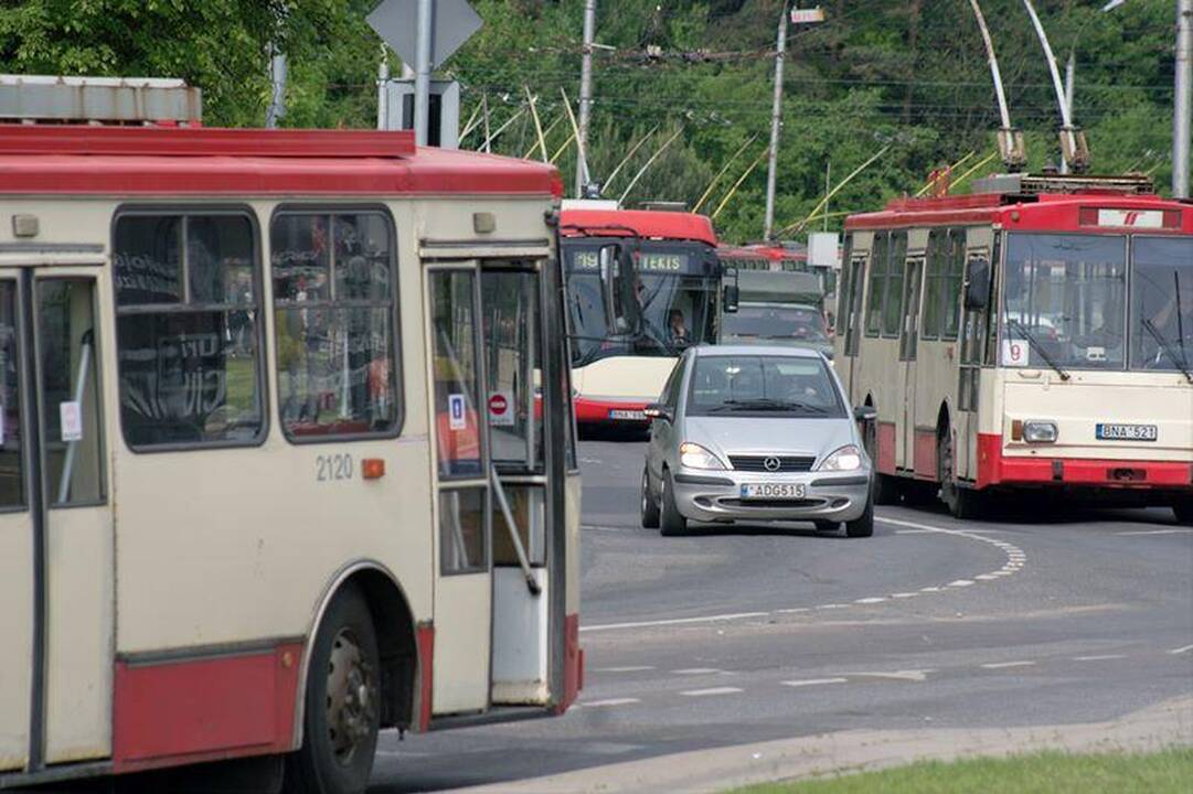 Vilniuje valandą buvo paralyžiuotas troleibusų eismas