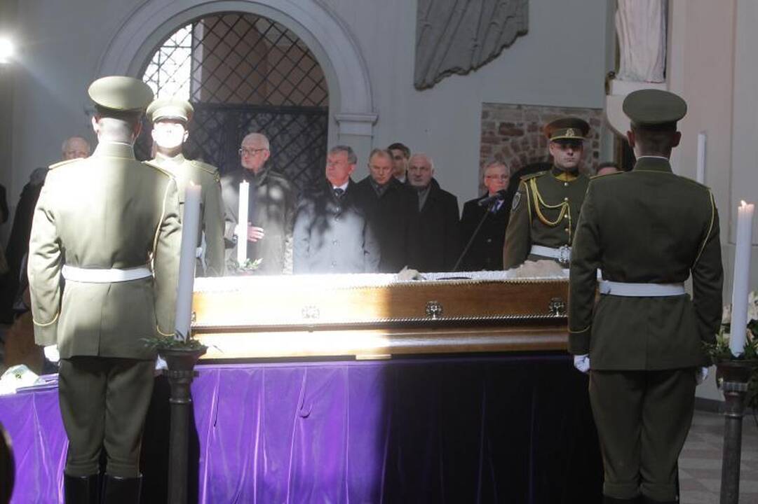 Simboliška: balandžio sniegas išlydėjo M. Martinaitį į amžinybę