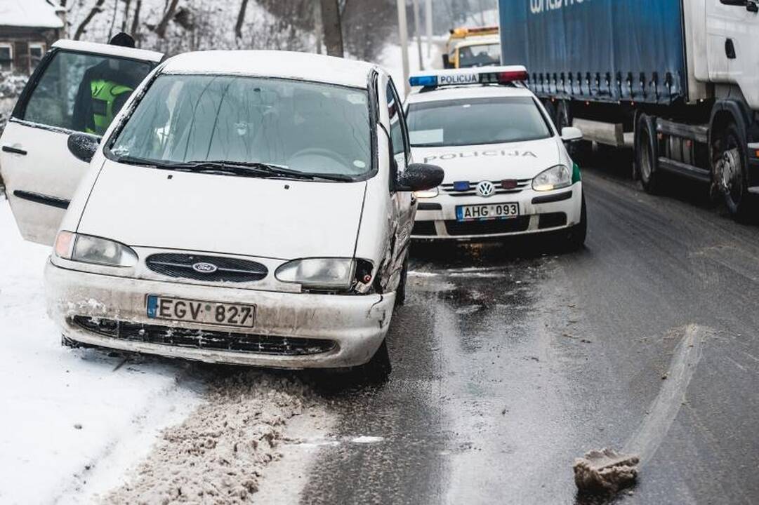 Sniego gniaužtuose atsidūrusiame Kaune – daugiau avarijų 