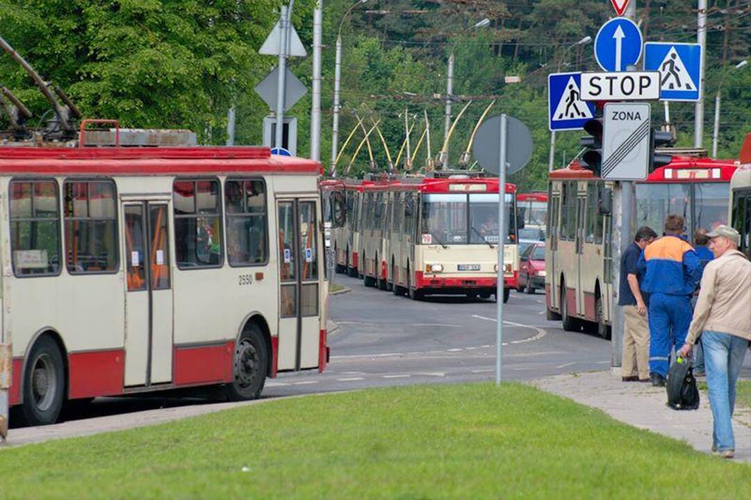 Vilniuje valandą buvo paralyžiuotas troleibusų eismas