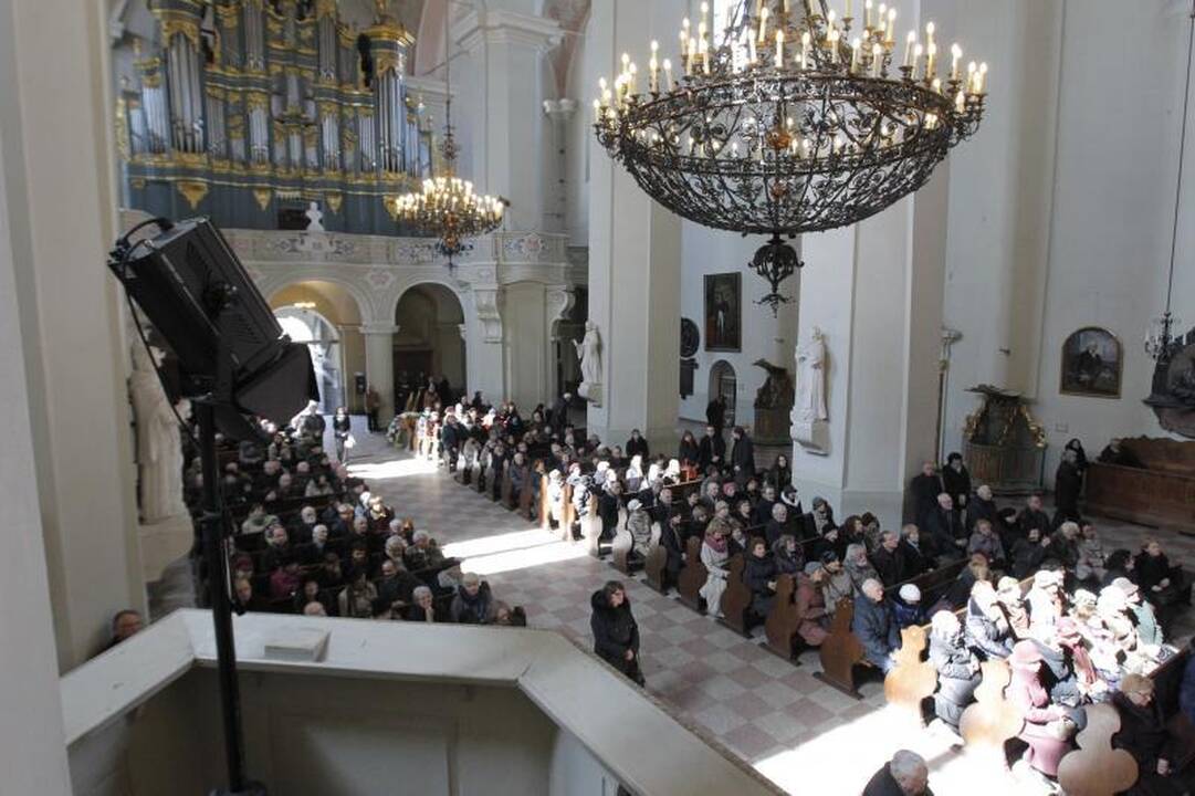 Simboliška: balandžio sniegas išlydėjo M. Martinaitį į amžinybę
