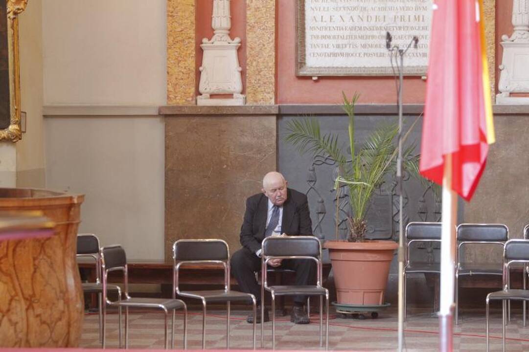 Simboliška: balandžio sniegas išlydėjo M. Martinaitį į amžinybę