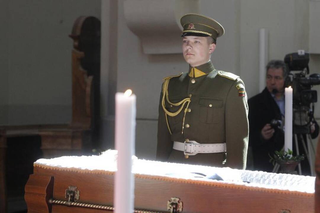 Simboliška: balandžio sniegas išlydėjo M. Martinaitį į amžinybę