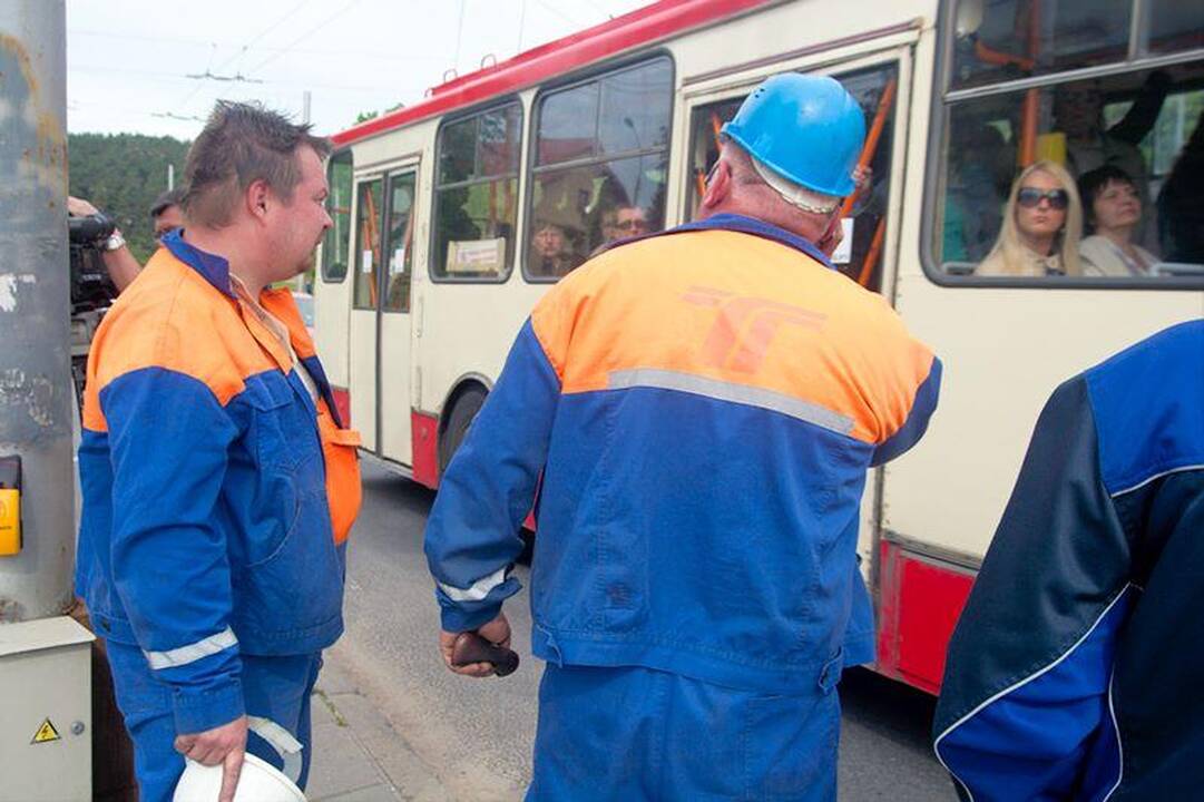 Vilniuje valandą buvo paralyžiuotas troleibusų eismas