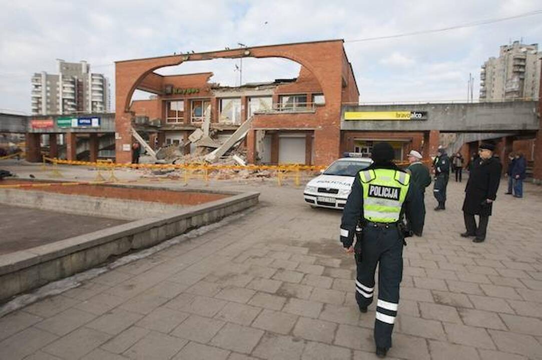 Griuvo Šeškinės prekybos centras