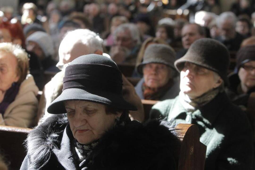 Simboliška: balandžio sniegas išlydėjo M. Martinaitį į amžinybę