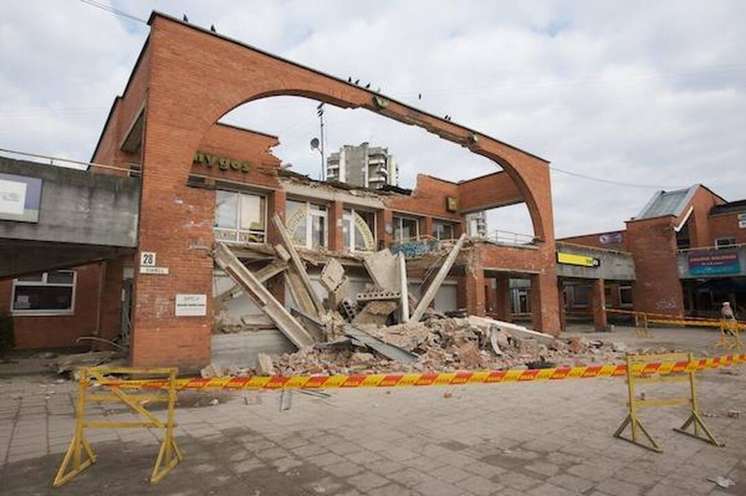 Griuvo Šeškinės prekybos centras
