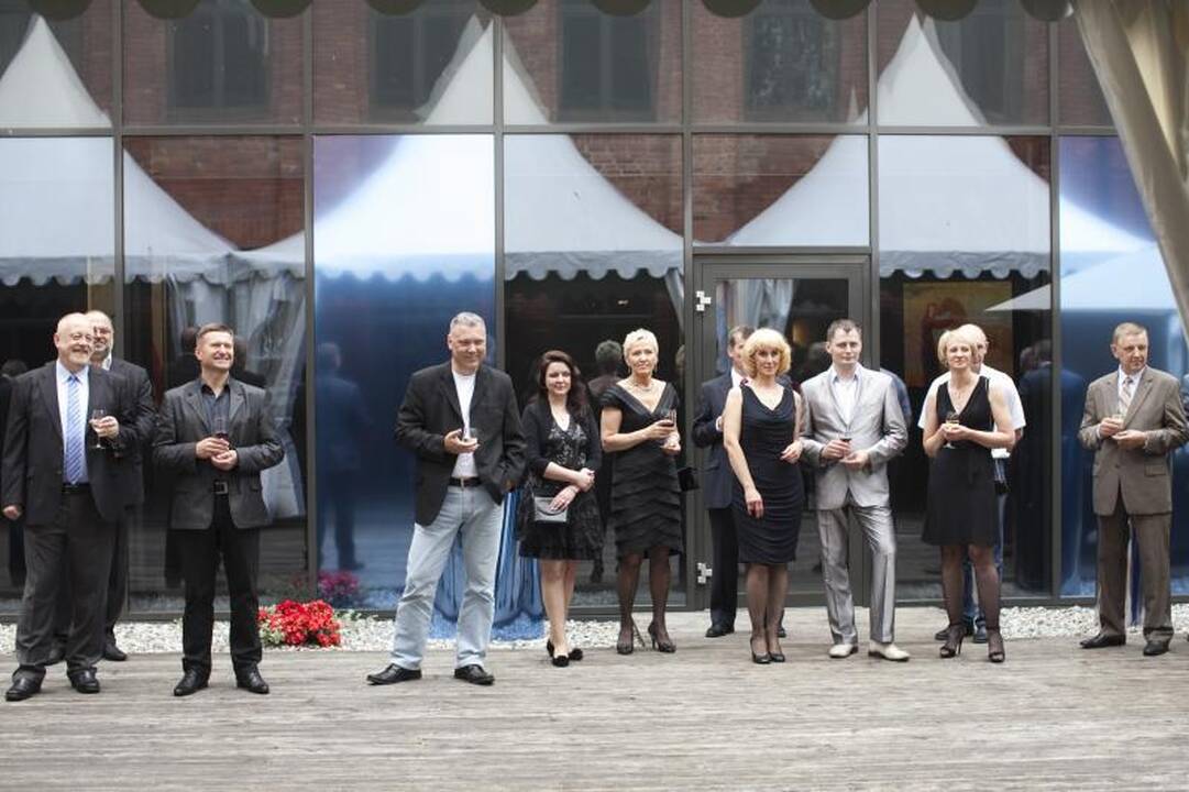 Dizainerių rankose stiklo plėvelė virto suknelėmis