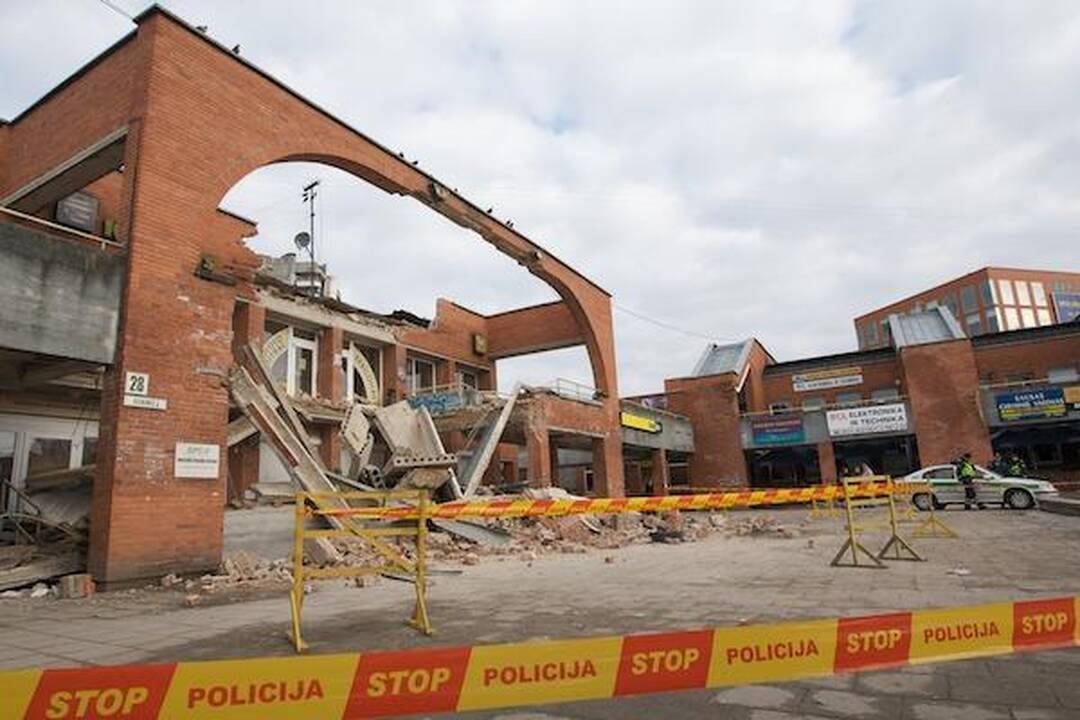 Griuvo Šeškinės prekybos centras