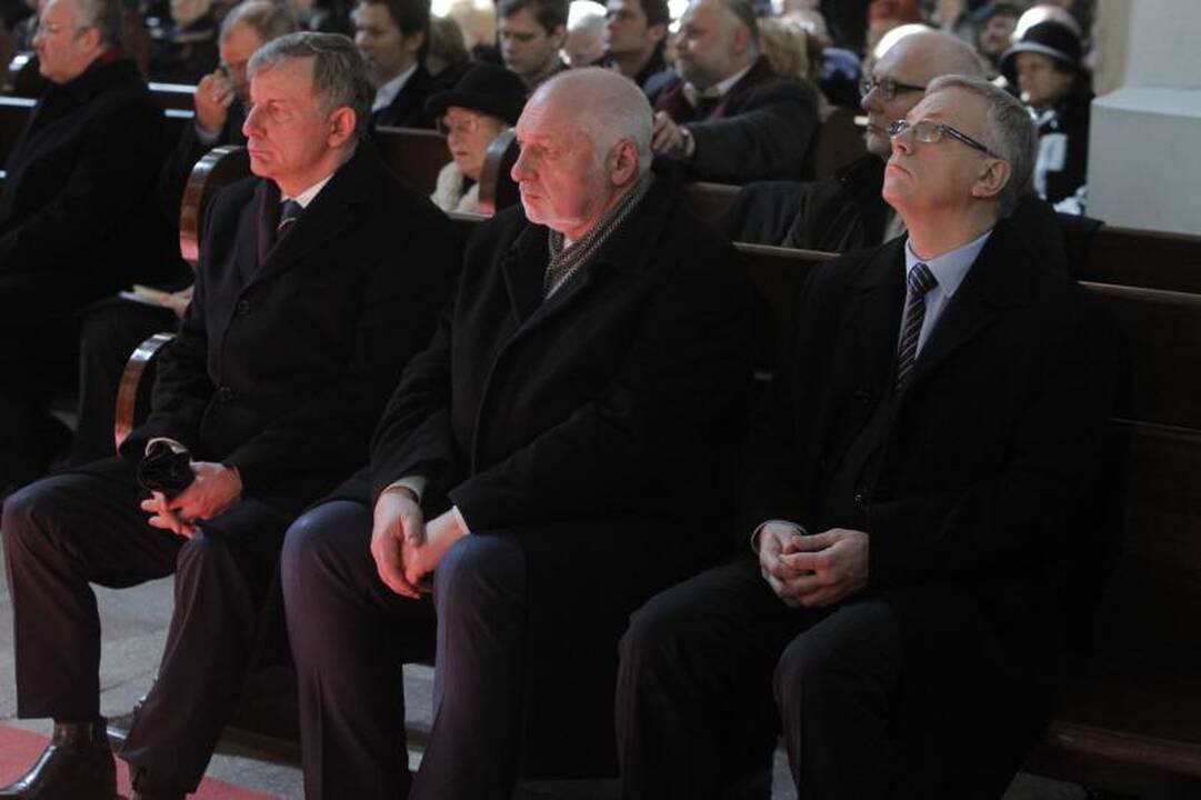 Simboliška: balandžio sniegas išlydėjo M. Martinaitį į amžinybę