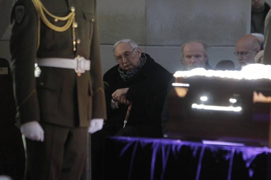Simboliška: balandžio sniegas išlydėjo M. Martinaitį į amžinybę