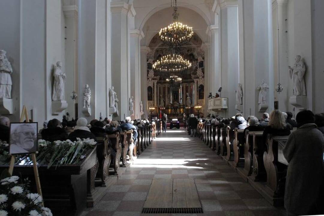 Simboliška: balandžio sniegas išlydėjo M. Martinaitį į amžinybę