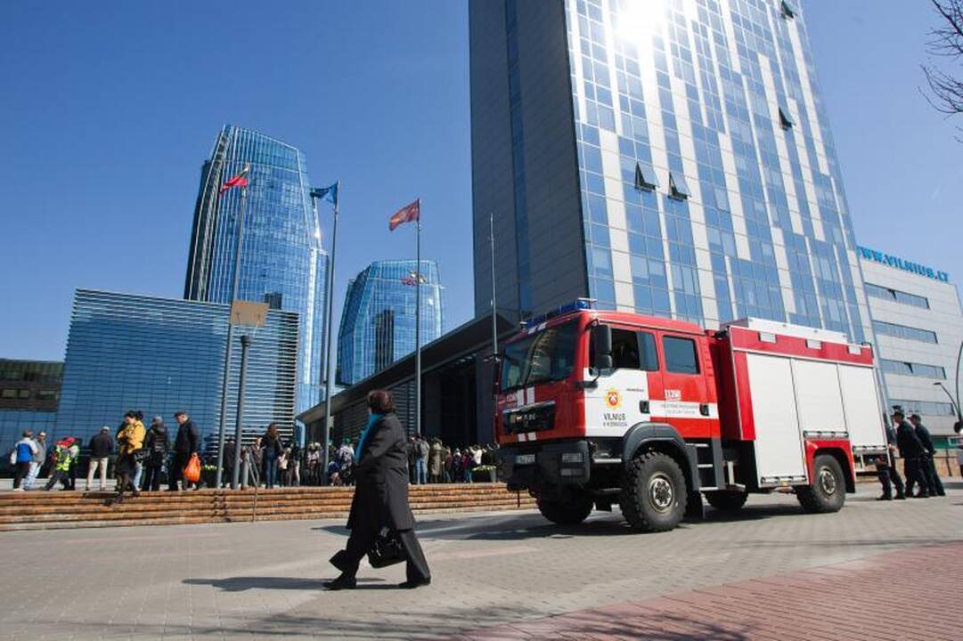 Ugniagesiai: už žolės deginimą skiriamos baudos nuo 50 iki 1000 Lt