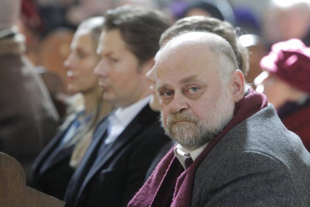 Simboliška: balandžio sniegas išlydėjo M. Martinaitį į amžinybę