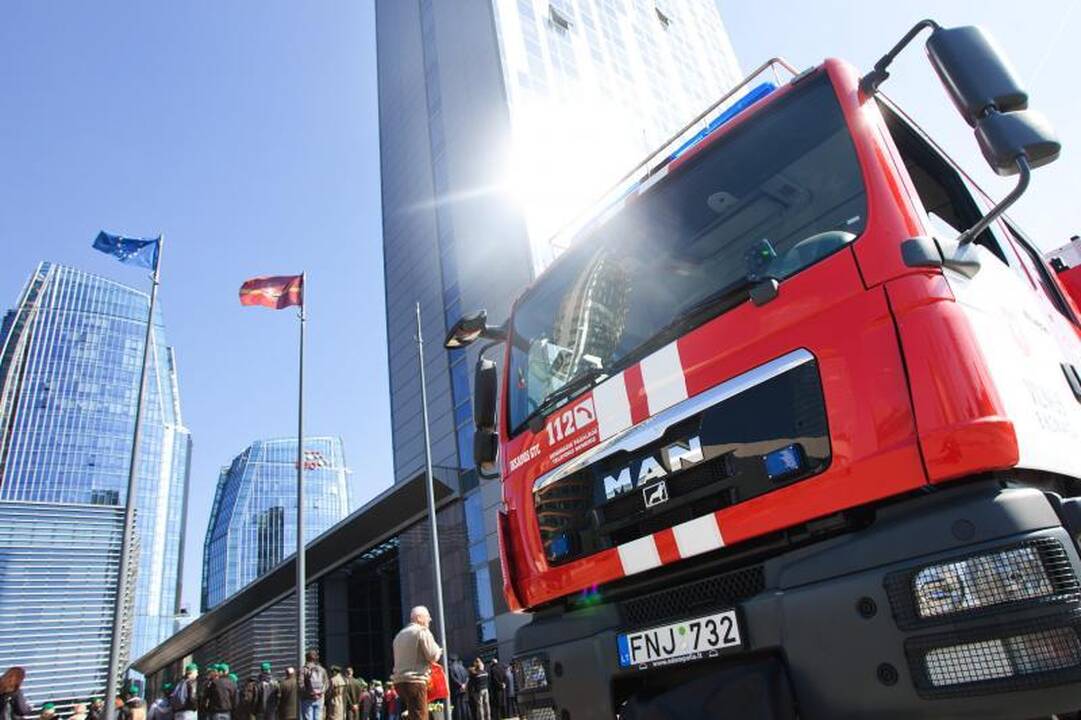 Ugniagesiai: už žolės deginimą skiriamos baudos nuo 50 iki 1000 Lt