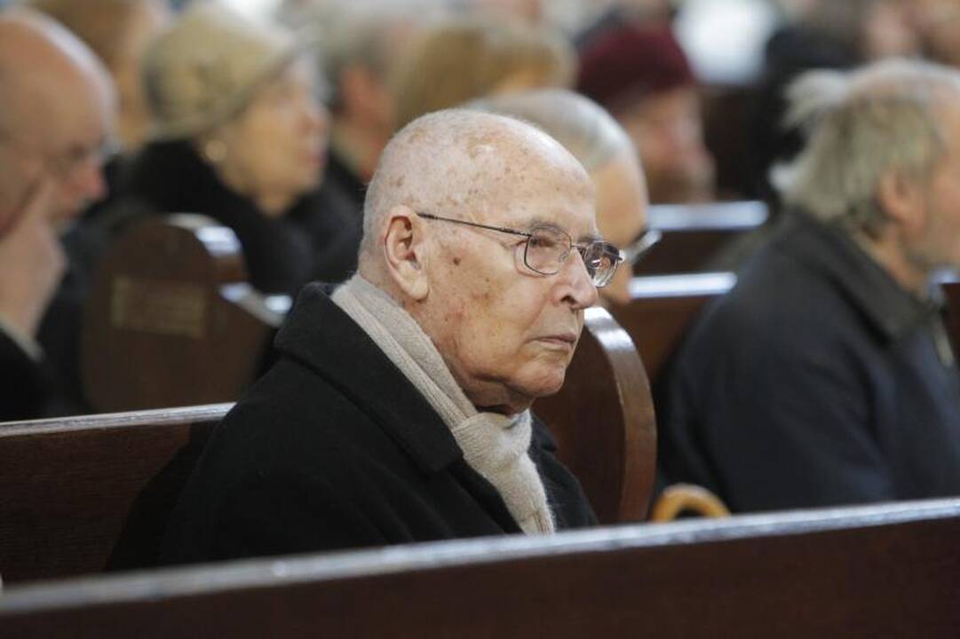 Simboliška: balandžio sniegas išlydėjo M. Martinaitį į amžinybę
