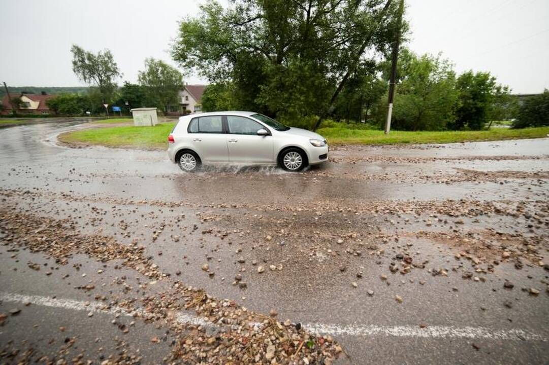 Kauniečiams vairuotojams – naktinės liūties išbandymai