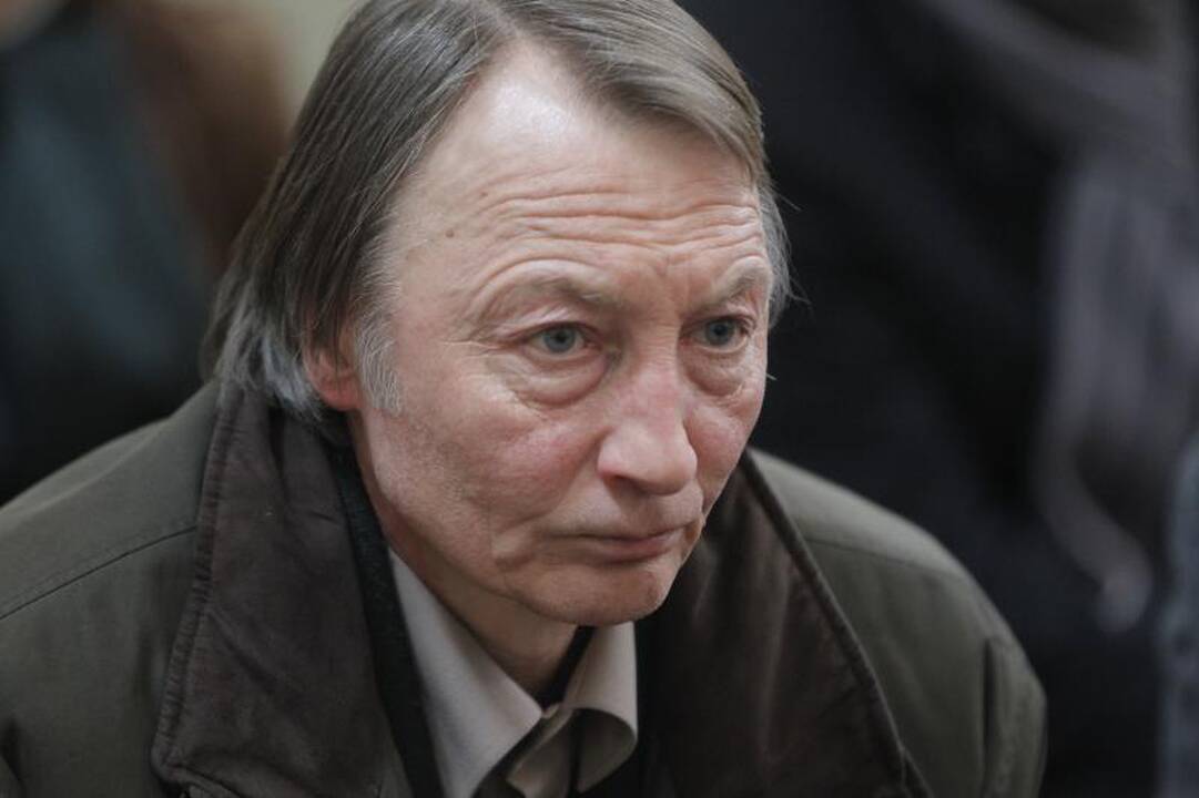 Simboliška: balandžio sniegas išlydėjo M. Martinaitį į amžinybę