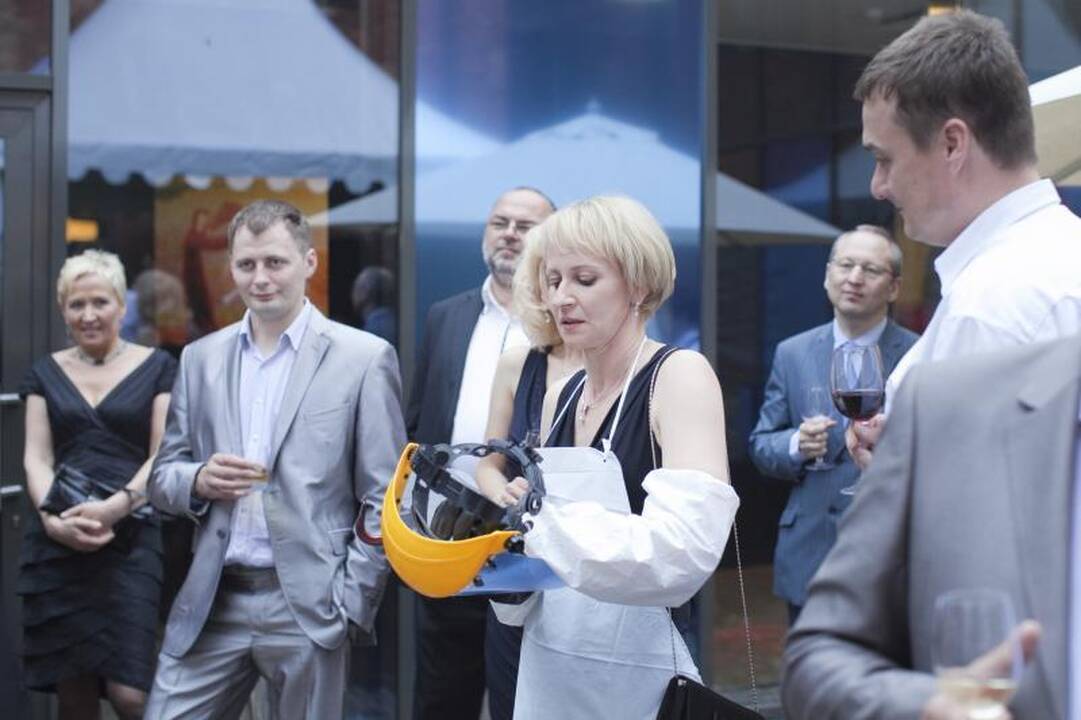 Dizainerių rankose stiklo plėvelė virto suknelėmis