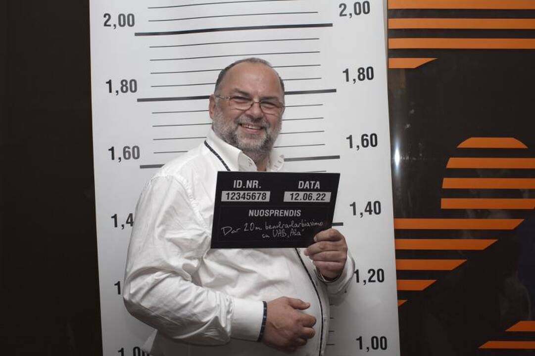 Dizainerių rankose stiklo plėvelė virto suknelėmis
