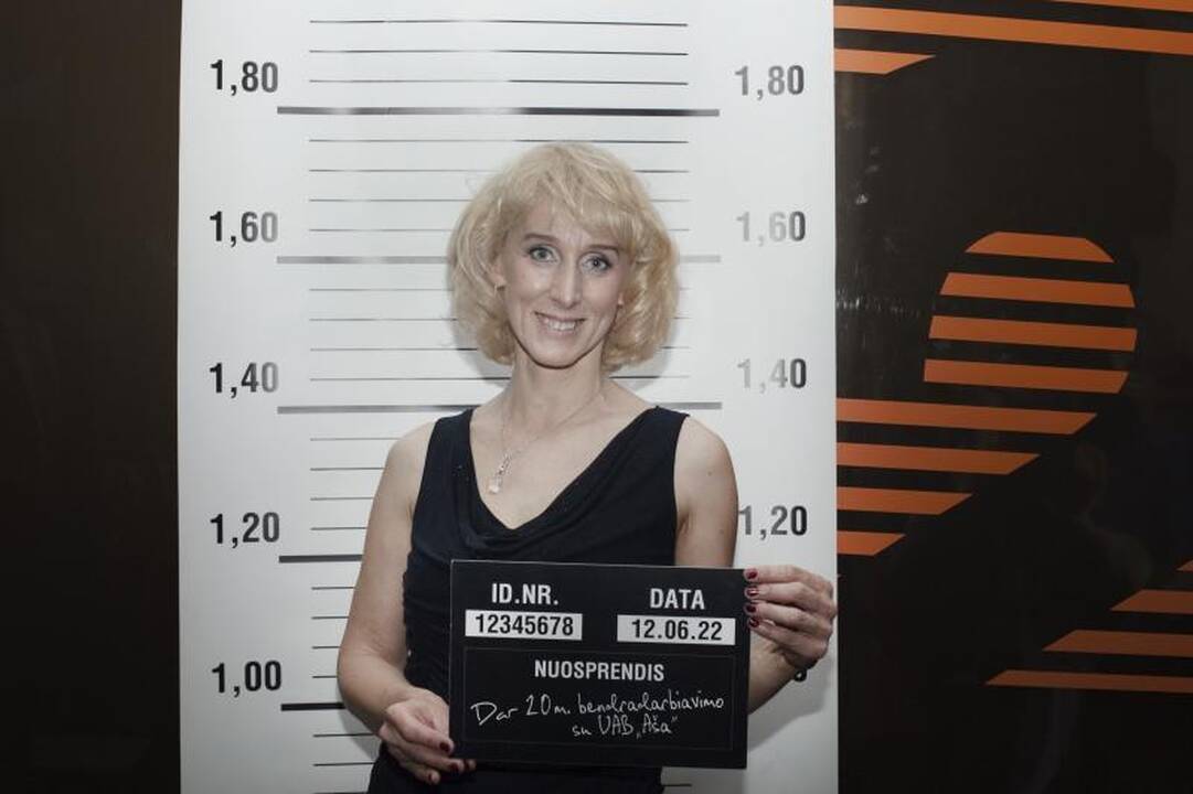 Dizainerių rankose stiklo plėvelė virto suknelėmis