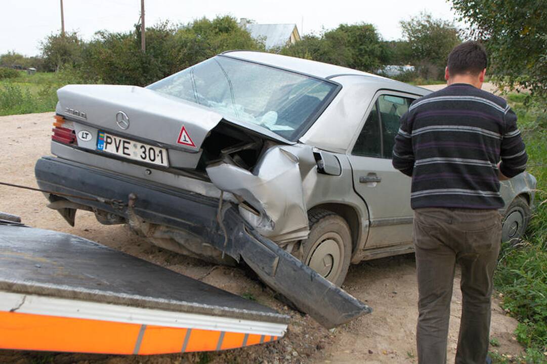 Vilniaus rajone mirtinai sužalotas automobilį kelyje remontavęs vyras