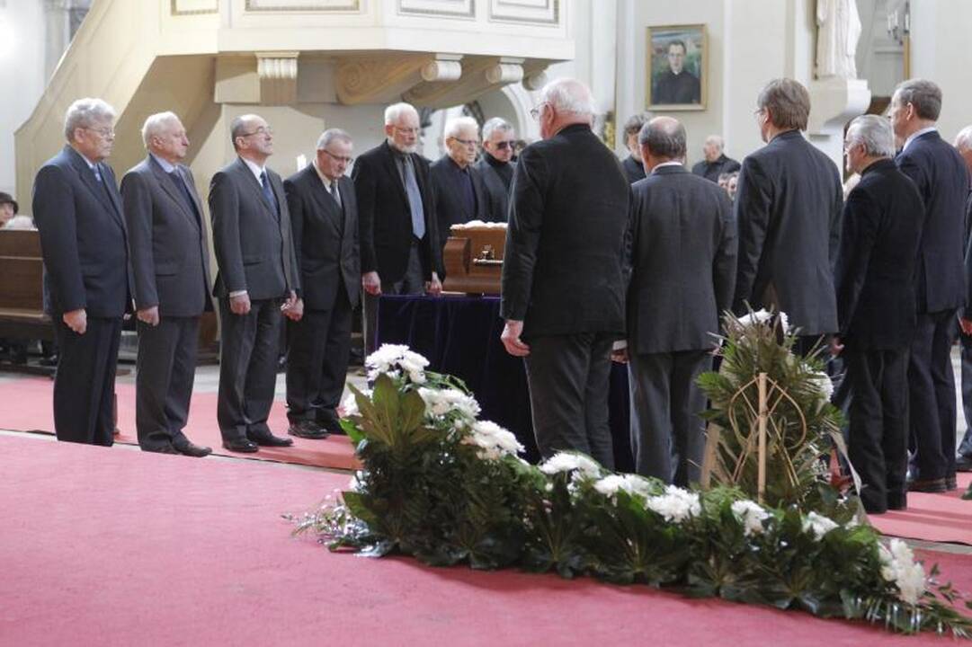 Simboliška: balandžio sniegas išlydėjo M. Martinaitį į amžinybę