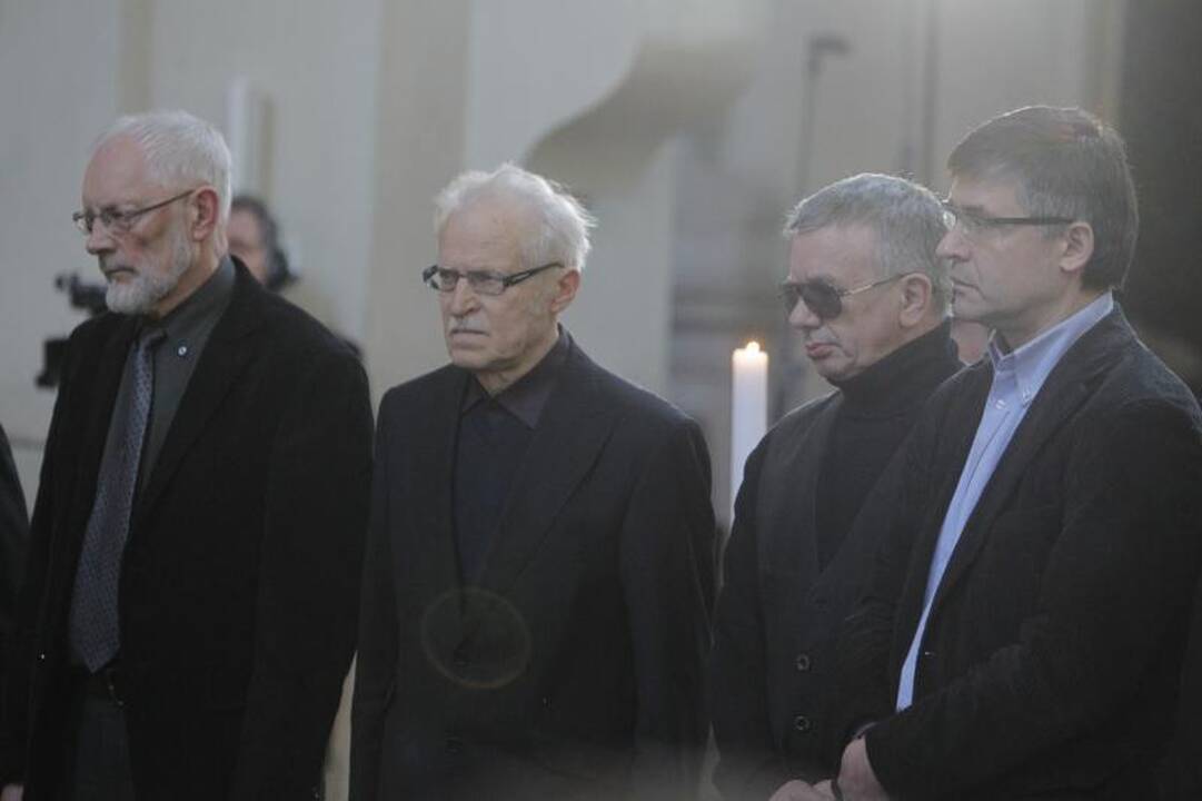 Simboliška: balandžio sniegas išlydėjo M. Martinaitį į amžinybę