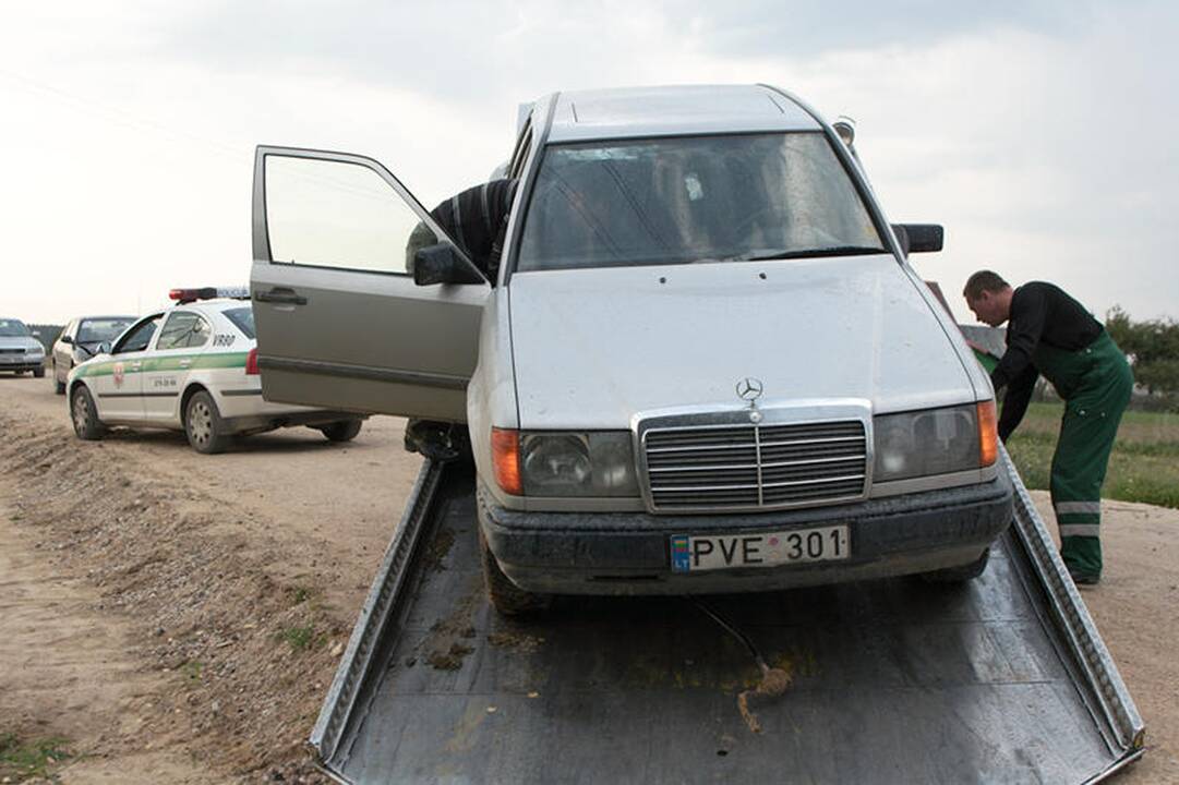 Vilniaus rajone mirtinai sužalotas automobilį kelyje remontavęs vyras