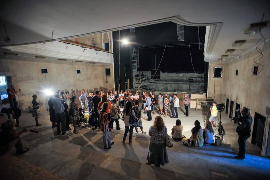Naująją sceną Kaune užklos „Baltoji drobulė"