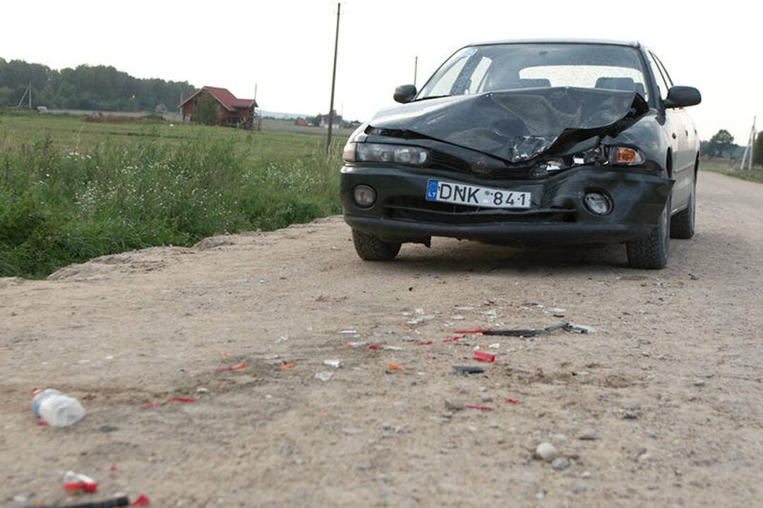 Vilniaus rajone mirtinai sužalotas automobilį kelyje remontavęs vyras