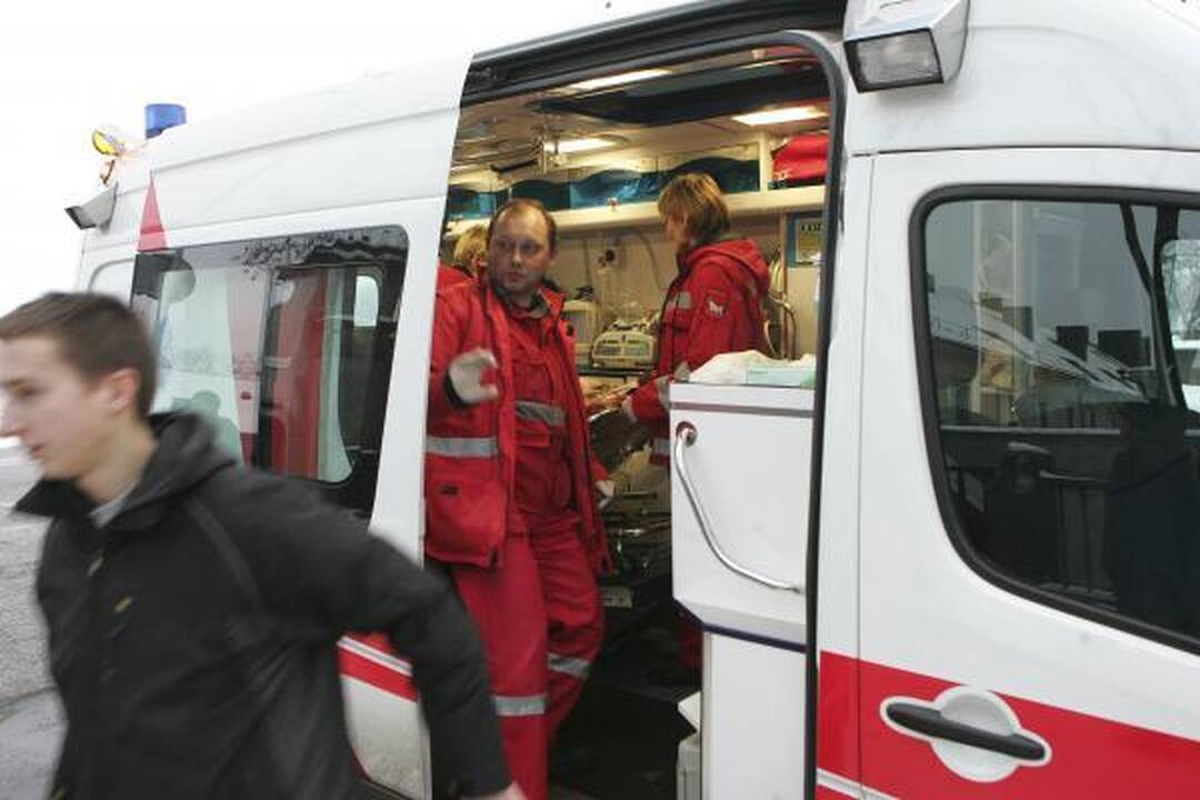 Mikroautobusas prie Vytauto bažnyčios nuvažiavo nuo kelio (papildyta)