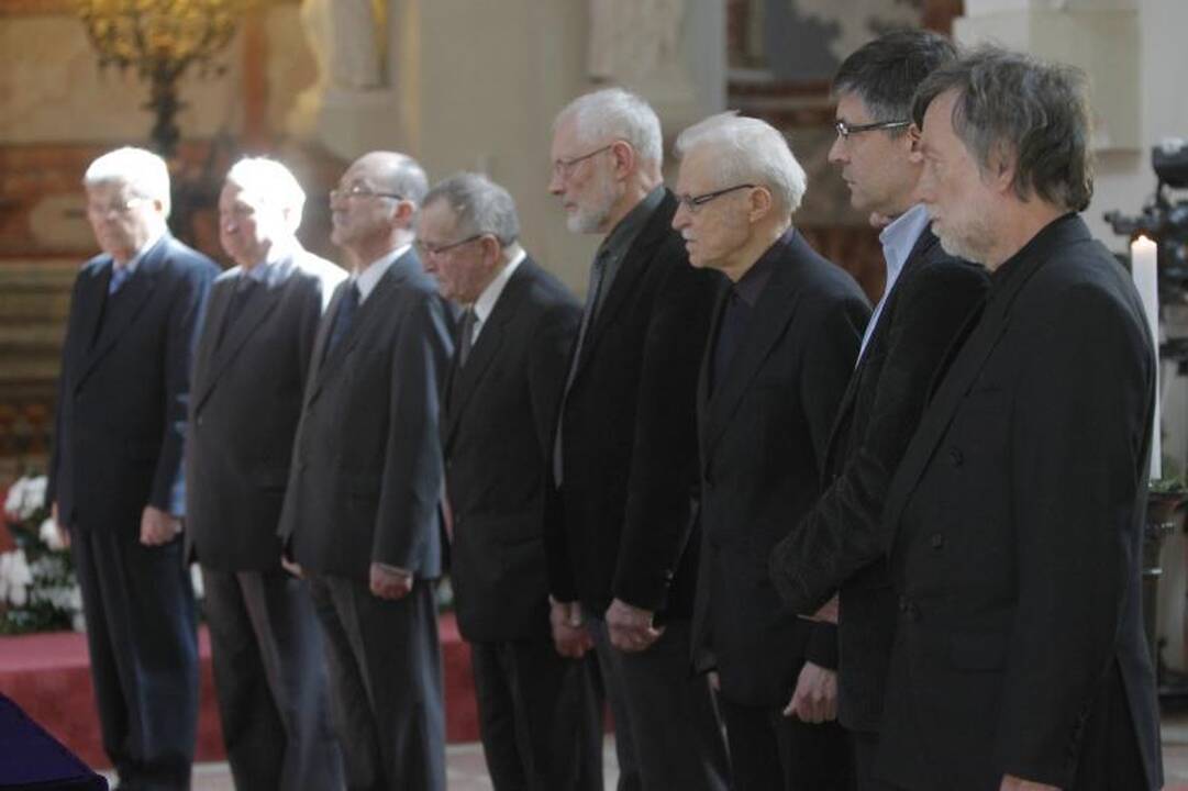 Simboliška: balandžio sniegas išlydėjo M. Martinaitį į amžinybę